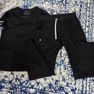 Figs Women's Black Scrub Set